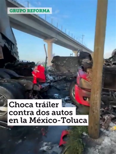 Se registró el choque de un tráiler contra dos vehículos estacionados en el km 48 de la carretera México-Toluca, con dirección a la #CDMX. El impacto provocó un incendio que ya fue extinguido. Imágenes: Alejandro Pastrana #noticias #trailer #choque #incendio #accidente #mexicotoluca