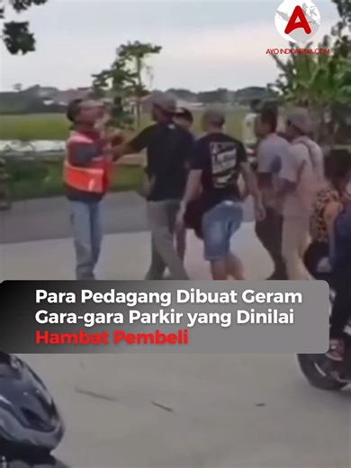 Ketegangan terjadi di kawasan Gedung KPT Brebes, Jawa Tengah. Sejumlah pedagang kaki lima menyuarakan protes terhadap aktivitas parkir liar yang dinilai mengganggu akses pembeli. Parkiran yang tidak tertata serta pungutan yang dianggap tidak resmi disebut membuat pengunjung enggan berhenti dan berbelanja. Dalam video terlihat para pedagang kompak menyampaikan keberatan karena kondisi tersebut berdampak langsung pada penurunan omzet. Mereka berharap ada penataan parkir yang lebih tertib agar akti