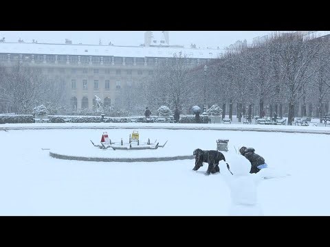 Snowflakes blanket Paris while France faces widespread weather alerts | AFP