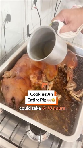 Cooking an entire pig 🐖🤩 #RoastPig #Crackling #BBQ