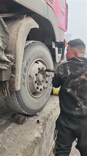 UNBELIEVABLE! Removing Wheel Bolts While the TIRE Rotates 🚛