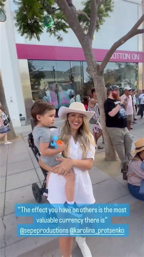 Karolina Protsenko (14 yrs) - Parents encourage toddler to tip on 3rd St Promenade (Jul 11, 2023)