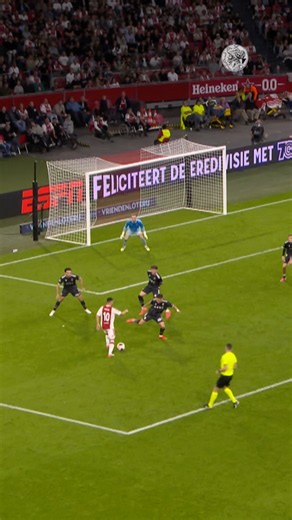 First Ajax goal for Viktor Tsygankov! 🫡