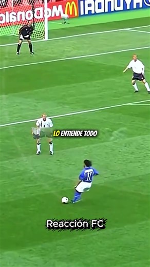 Este tiro libre de Ronaldinho es genial🧠
