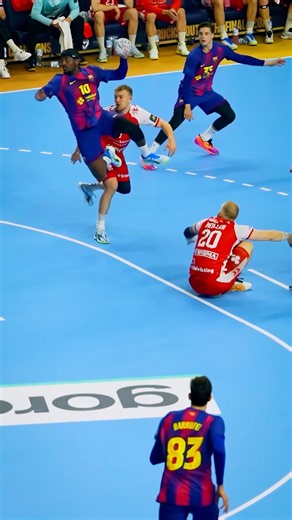 Breaking ankles 1v3 🫣 #handball #håndbold #ehfcl #clm