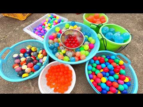 Let's enjoy the marble run live! Colorful balls roll down a handmade wooden slope