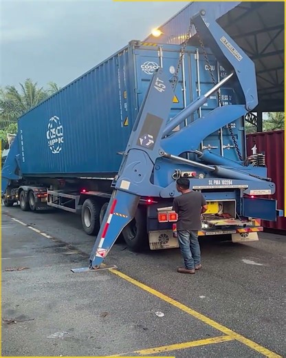 Truck Mounted Container Lifting.