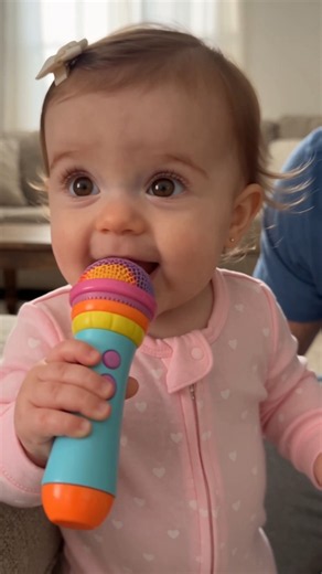 Baby Holds Her First Concert for Daddy! 😂🎤 Her Singing Is Too Cute! 👶❤️