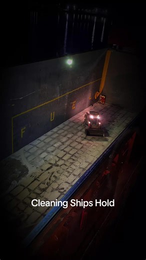 Cleaning fertalizer from ships hold 👷‍♂️ #fertalizer #heavymachinery #cleaning #manitou #timelaps @Manitou UK