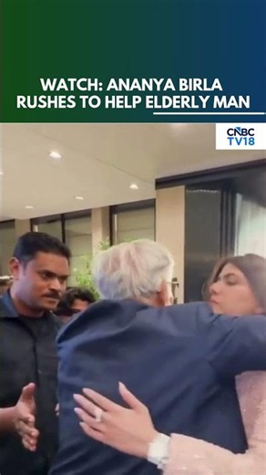 Ananya Birla Wins Hearts After Helping Elderly Man At Event | Ananya Birla’s Act Of Kindness | N18S