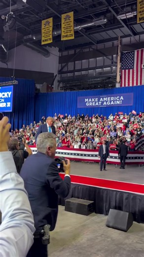 President Donald J Trump in Kentucky today at a HUUUUUUUUUUUUGE TRUMP RALLY helping Republicans WIN THE MIDTERMS! @potus @realdonaldtrump @teamtrump @trumpwarroom @whitehouse 📸: @thelilysumner 🇺🇸🇺🇸🇺🇸🇺🇸🇺🇸