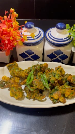 सोप्या पद्धतीने बनवलेली पालक पकोडा#viral#recipe#cooking#trendin #song#ytshorts#shorts#palakpakoda