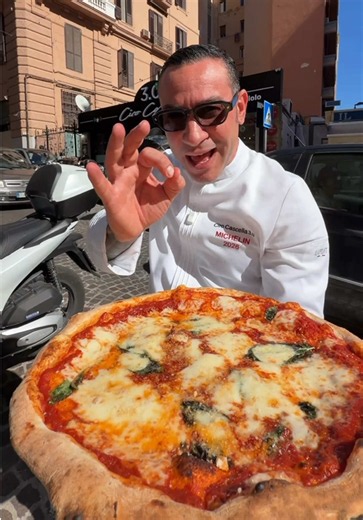Due simboli della tradizione partenopea si uniscono in una pizza che racconta tutto il sapore di Napoli: ruota di carro con ragù 100% napoletano ❤️ CIÀ #CiroCascella #Napoli #Milano #Roma #napolifoodporn