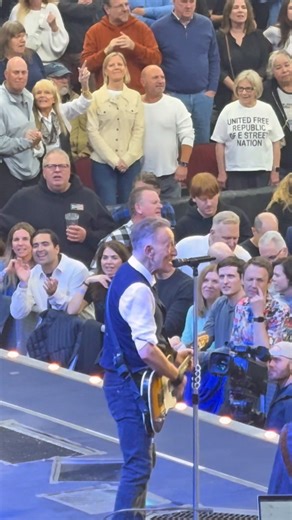 TIMELESS! BRUCE SPRINGSTEEN CHICAGO: DANCING IN THE DARK