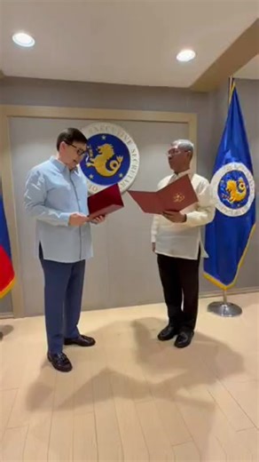 Former PNP chief Gen. Nicolas Torre III takes his oath as general manager of the Metropolitan Manila Development Authority (MMDA) before Executive Secretary Ralph Recto on Friday. | via Helen Flores | Philippine Star