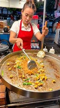 INSANE CHICKEN PAD THAI! 🔥🍜 Thailand’s Famous Street Food 🇹🇭