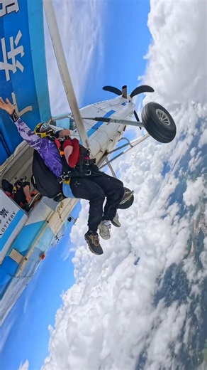 Skydiving || Skydiving At Extreme Speed#youtube #youtubeshorts #skydiving #hittvfun #fun #adventure