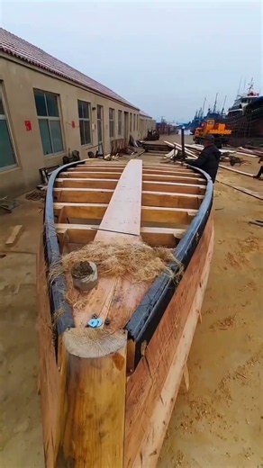 How Chinese carpenters make unsinkable wooden boats from logs
