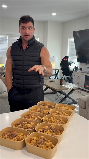 300 calories 36g protein 6g fat 23g carbs makes 10 preps These big Mac pastas are going into my cookbook for sure! Stage 1 3lbs 96/4 beef ⬇️ 8g garlic powder 8g paprika Mixed up and let this cook Stage 2 ⬇️ Bowl 8oz protein pasta Stage 3 make your sauce 300g plain Greek yogurt 40g sugar free ketchup 20g yellow mustard 150g sweet relish 3g garlic 3g onion 1g salt 1g pepper 5g white vinegar 10g worcestershire sauce Stage 4 Your beef is halfway cooked. Add in your onions and let that cook the west 