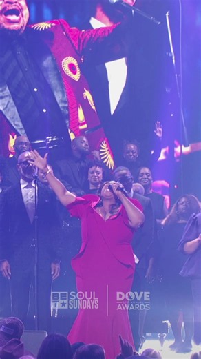 Few songwriters have given the world a catalog as deeply woven into the fabric of gospel music as Richard Smallwood. At the Dove Awards, Kierra Sheard Kelly and Jonathan McReynolds celebrated that legacy through “I Love the Lord” and “Total Praise,” two songs that continue to find meaning in the voices of new generations. 🤎 #BETSoulSundays #RichardSmallwood #DoveAwards