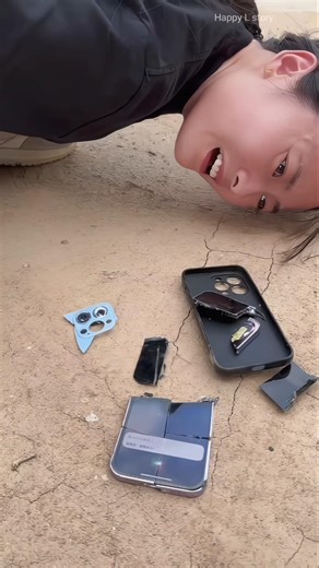 She Stuck Her Phone to the Wall… Then It Fell and Still Said “Hi Siri