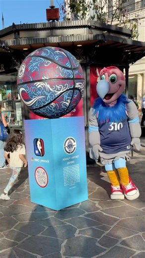 We brought ‘3 Rocks’ to The Grove to celebrate NBA All-Star in L.A! Find the Rocks at Universal CityWalk, LA Live, and Intuit Dome over the next week to test your hoops knowledge, play games and win prizes! Get your NBA All-Star tickets now: https://smart.link/46mhzrfy08kyo | NBA