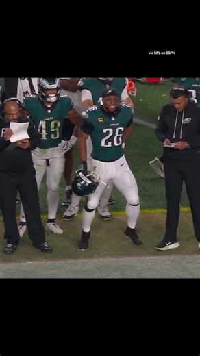 Saquon Barkley gutting it out #nfl #football #eagles #saquonbarkley