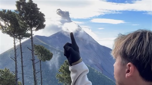 The terrifying view of a volcanic eruption sends tourists to a spiral