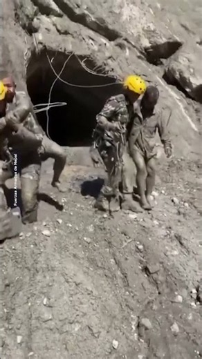 La Armada nepalí rescata a personas atrapadas en un túnel | Noticias Telemundo