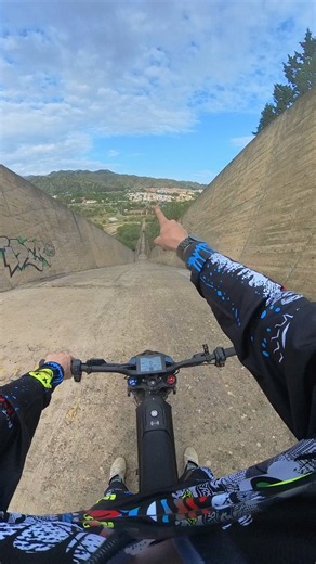 Max velocity in dangerous descent #skate