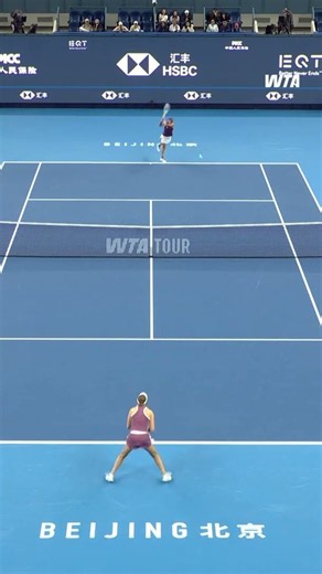 This is quality ⭐️Iga Swiatek digs deep in a close opening set against Mertens!#ChinaOpen