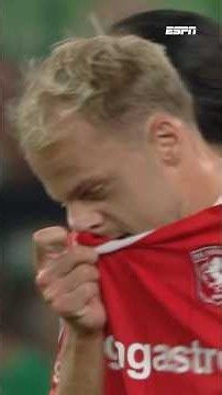 Ai… Thomas van den Belt geeft een strafschop weg, FC Twente op achterstand in Boedapest 😬