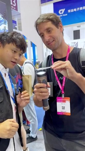 展会上震惊老外的天火手电到底有多亮？ #天火腾蛇手电筒#深圳礼品展#深圳礼品展