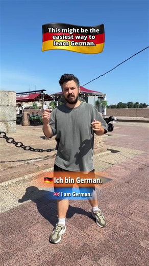 Viele fragen mich, warum ich immer wieder solche Videos mache. Die Antwort ist einfach: Ich möchte zeigen, dass Deutschlernen nicht trocken und langweilig sein muss. Während andere nur einen Satz auswendig lernen, möchte ich, dass ihr versteht, warum er so aufgebaut ist. In diesem Video lernt ihr nicht nur den Satz „Ich bin German.“ Ihr lernt gleichzeitig eine der wichtigsten Regeln der deutschen Sprache: ➡️ Das Verb steht im Aussagesatz fast immer auf Position 2. Deshalb heißt es: ✅ Ich bin Ger