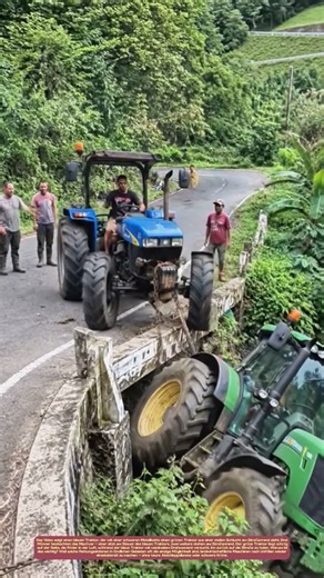 Kette spannen,Traktor rettenWieein blauerAllrad-Bergaufzug den grünen Kollegen ausderSchlucht zieht