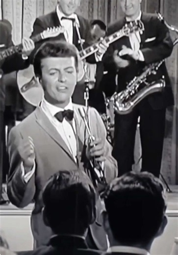 Dion - Runaround Sue Live Concert Performance (60s Oldies)