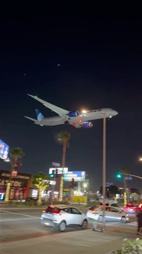 LAX Night Landing! United 787-9 Over In-N-Out Burger