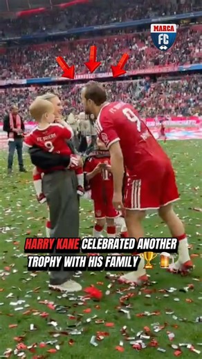Harry Kane celebrated another trophy with his fam ❤️🍺Even covered in beer, this moment is special