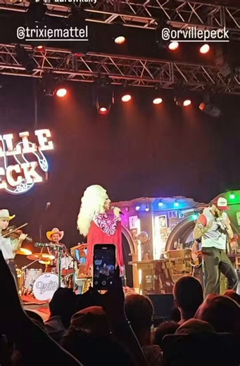 Trixie and Orville Peck performing Jackson at Orville’s show last night. https://t.co/UC6EVr9yIK