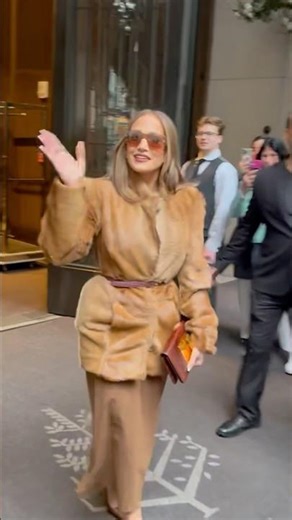 JLo Struts in Fur at the Four Seasons Hotel in New York #celebritynews #hollywoodpipeline
