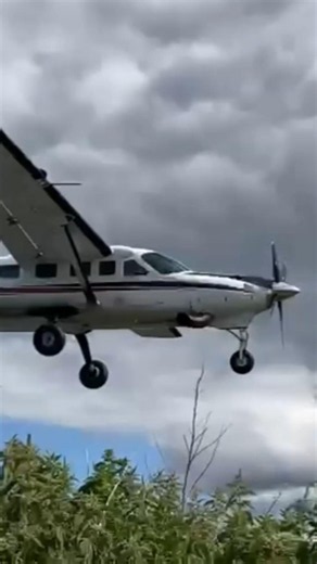 Cessna 208 Caravan Landing | Old Sarum #cessna #cessna208