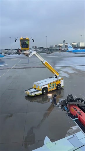 Behind every safe winter departure is a team of specialists who know exactly what they're doing. ❄️