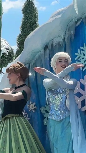 The Most Energetic Anna & Elsa Moment! 🏰❄️⚡️