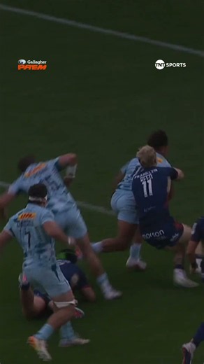 Marcus Smith smashing his way through the defence!