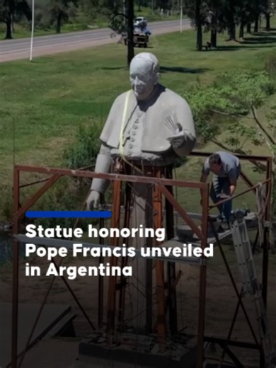 📍 4-meter-tall statue honoring late Pope Francis becomes local landmark in Argentina's Chaco province 📌 Created by sculptor Ruben Dario Marcoff, monument depicts pope in papal robes with one hand raised in blessing at intersection in Presidencia Roque Saenz Pena