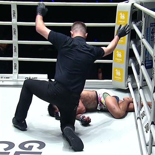 Soul STEALER 😮‍💨 Khunsuk shuts down YodUdon for his seventh KO on ONE Friday Fights!