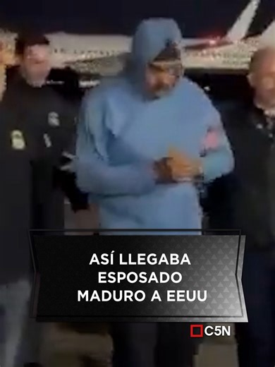 🚨Primeras imágenes: así fue trasladado Maduro en EEUU 📲Se conoció el primer video de Nicolás Maduro bajando del avión en la Base Aérea de la Guardia Nacional Stewart, en Nueva York. #C5N #nicolasmaduro #2026 #trump