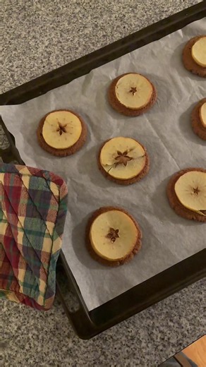 tried to make the cookies from fantastic mr fox🍎🍪🍁 #fall #höst #halloween #fantasticmrfox #cozy