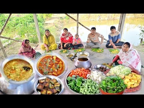 শীতের সব্জী দিয়ে ঘরোয়া আতপ চালের খিচুড়ি, বেগুন ভাজা, মিক্সড ভেজ, চাটনি দুপুরে খাওয়া দাওয়া