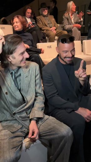 La coppia di cui non sapevamo di avere bisogno: Luca Marinelli e Ricky Martin nella front row dello show A/W 26 di @giorgioarmani | GQ Italia